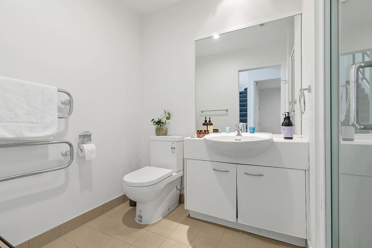Roomy High-Ceiling Loft Apartment - Free Parking! Окленд Экстерьер фото